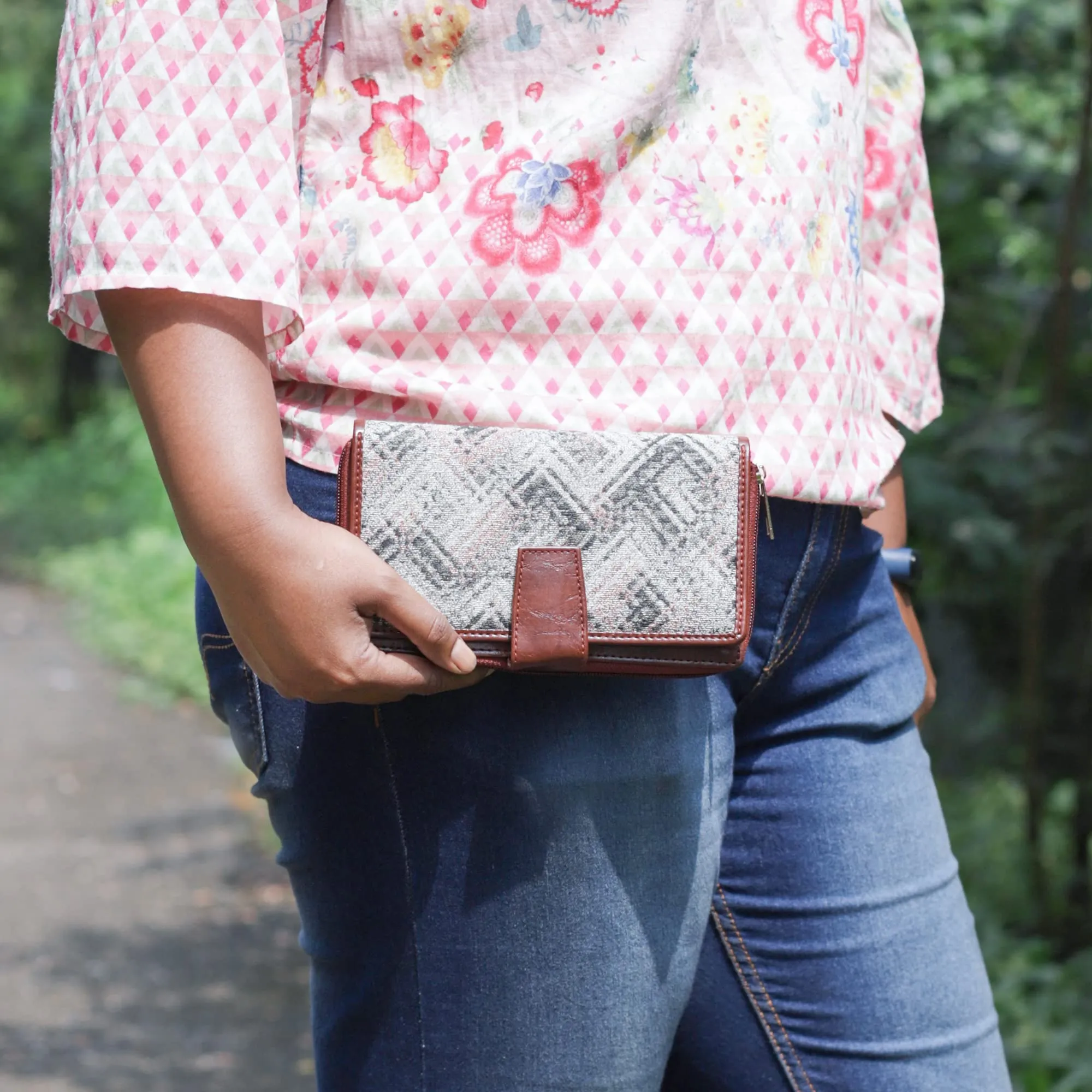THE CLOWNFISH Filipia Ladies Wallet Womens Wrist Clutch Purse (White- Checks)